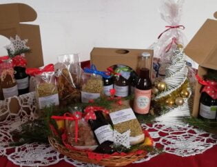 zdjęcie ukazuje świąteczne zestawy z produktami z czarnego bzu