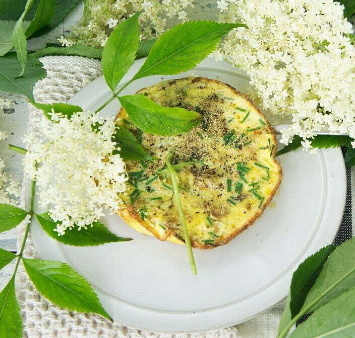 Omlet z kwiatami czarnego bzu i ziołami